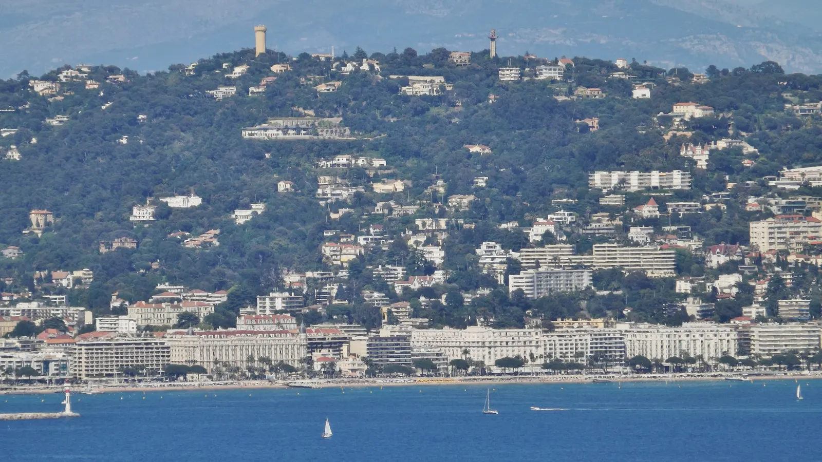 Panorama de la Croisette et de la baie de Cannes, front de mer résidentiel