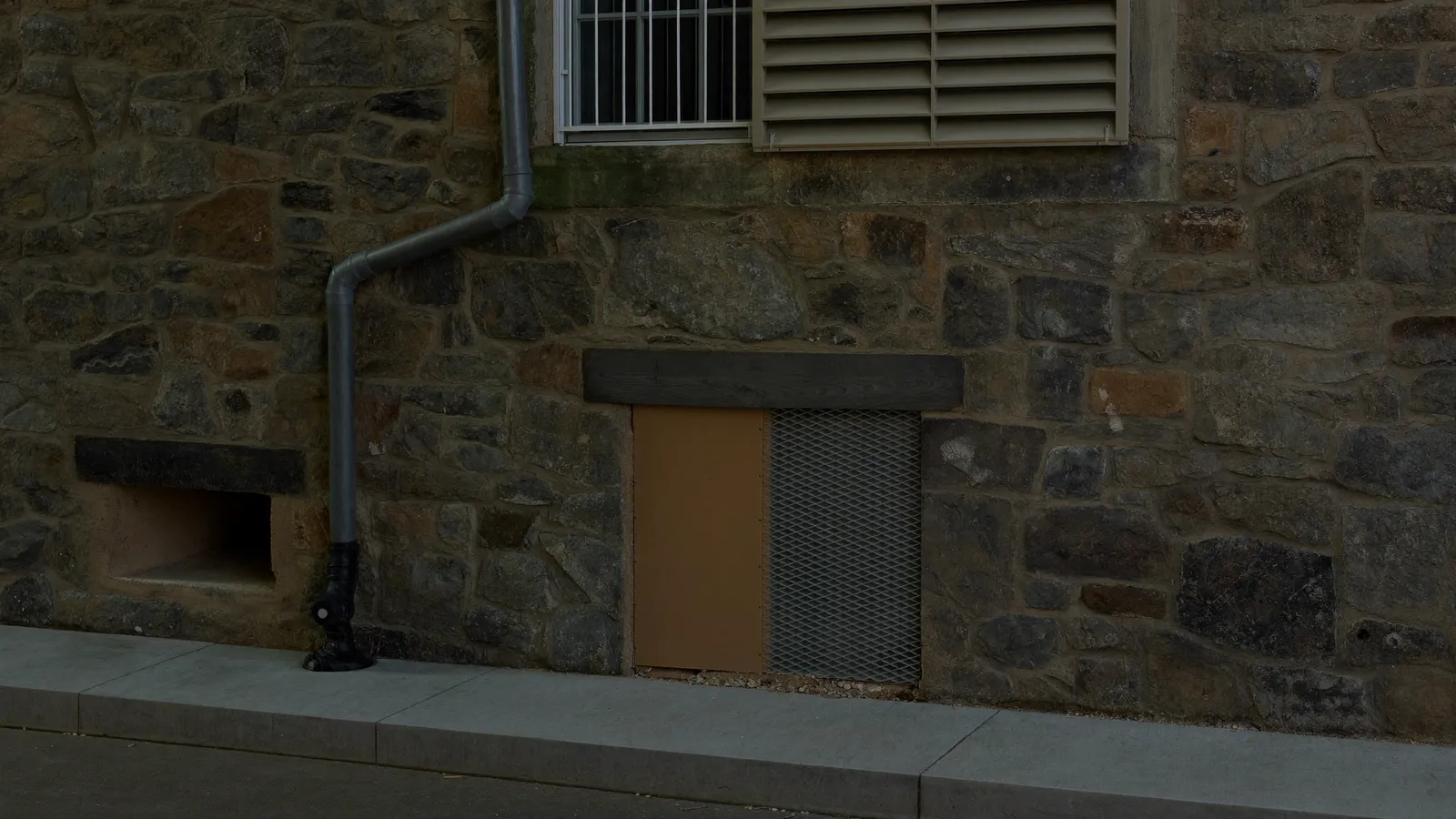 Vide sanitaire et grille de ventilation au sous-sol d'une maison ancienne, illustrant le risque radon à Cannes